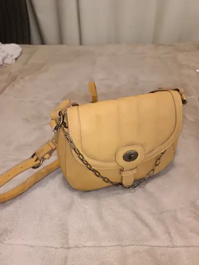 Cartera cruzada beige con cadena decorativa - miniatura 1