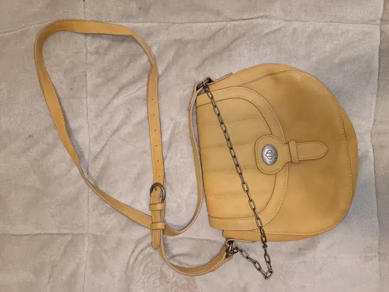 Cartera cruzada beige con cadena decorativa - 2