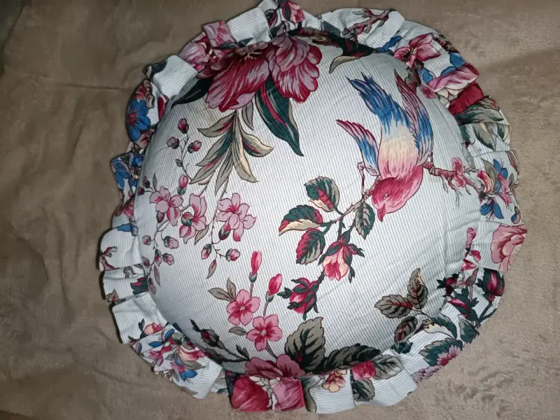 Cojín decorativo redondo con diseño floral - 1