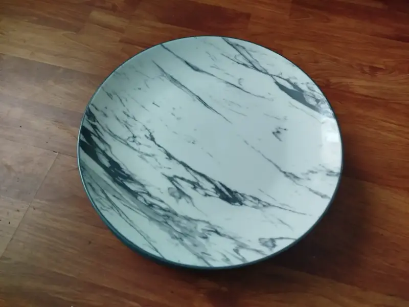 Set de platos de cerámica con diseño marmolado - 1