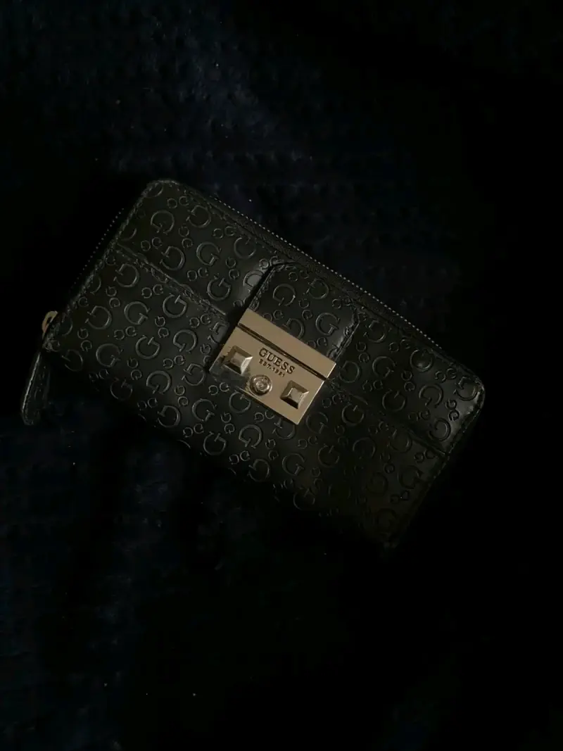 Billetera Guess negra con diseño grabado - 1