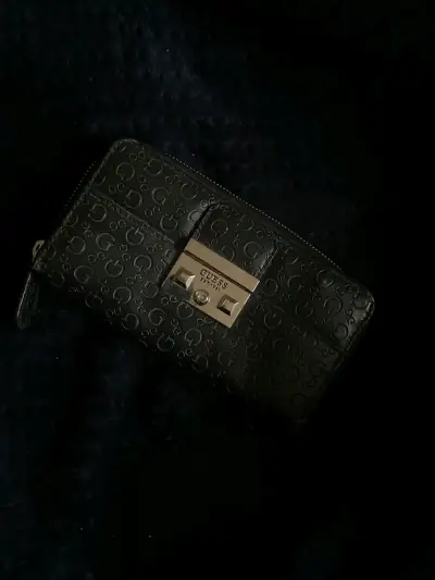 Billetera Guess negra con diseño grabado - miniatura 1