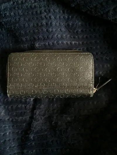 Billetera Guess negra con diseño grabado - miniatura 2