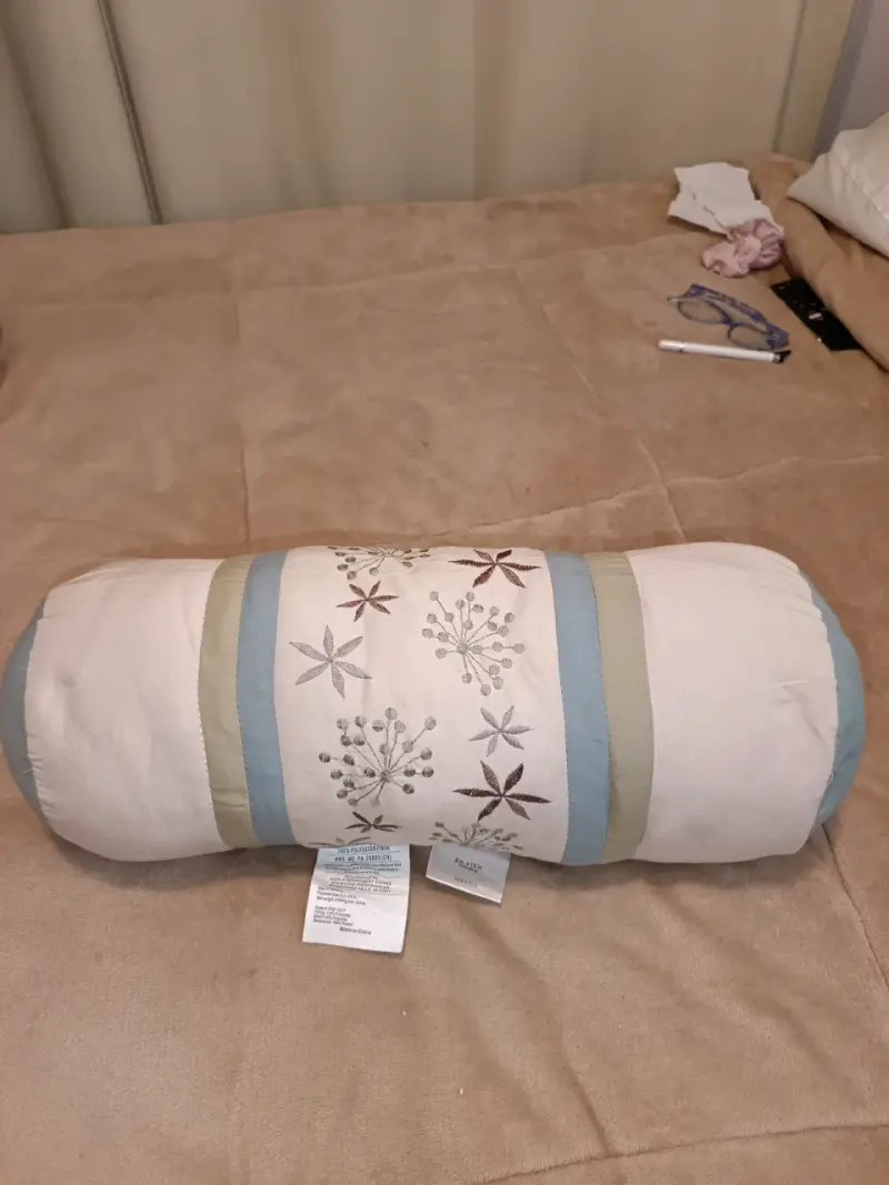 Cojín decorativo cilíndrico con bordado floral