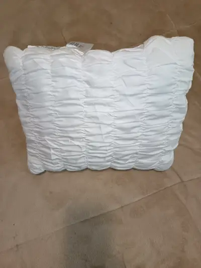 Cojín decorativo blanco con diseño plisado - miniatura 1