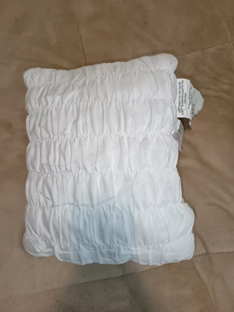 Cojín decorativo blanco con diseño plisado - 2