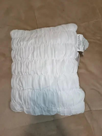 Cojín decorativo blanco con diseño plisado - miniatura 2