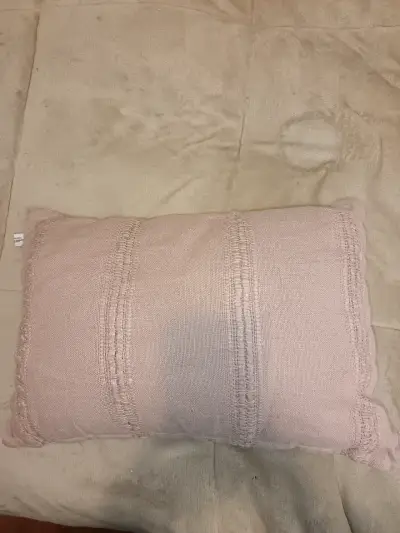Cojín decorativo rosa tejido - miniatura 2