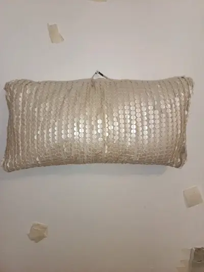 Cojín decorativo beige con lentejuelas DKNY - miniatura 1