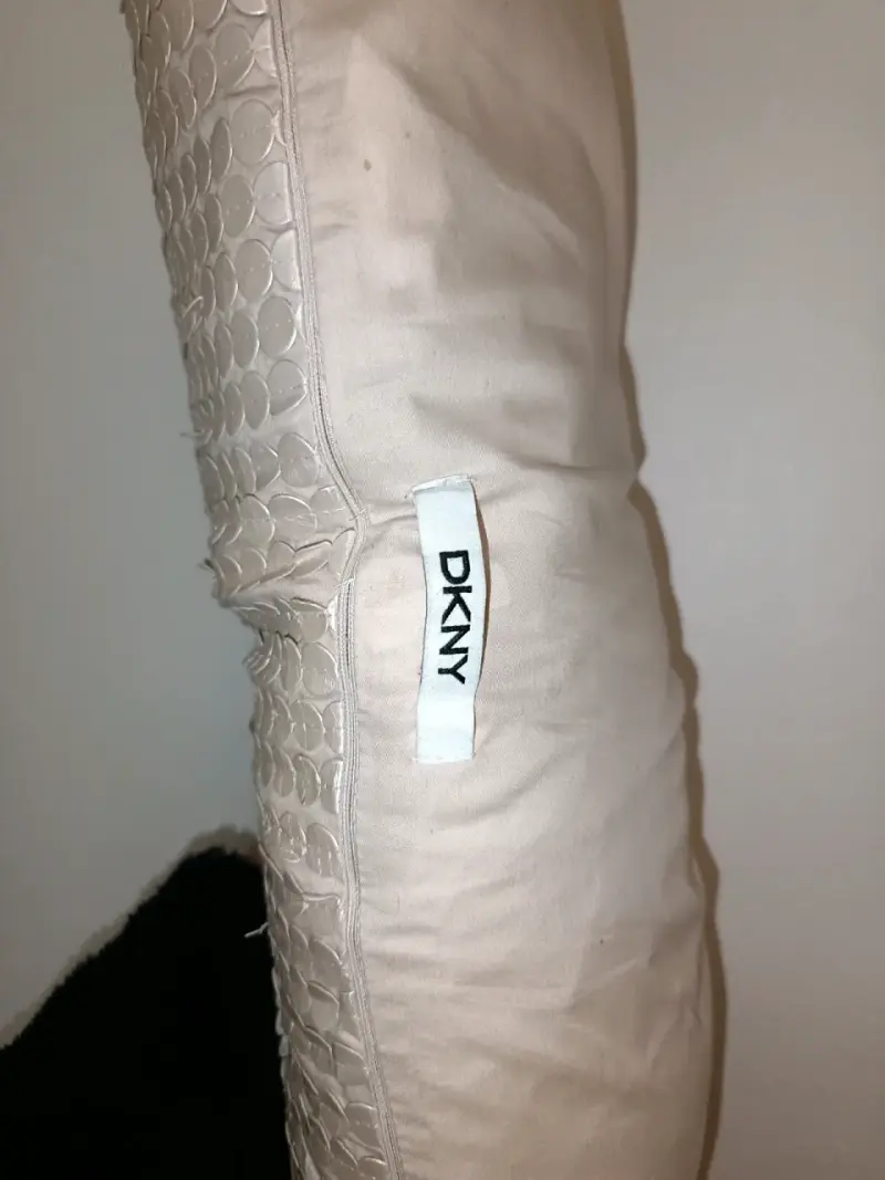 Cojín decorativo beige con lentejuelas DKNY - 2