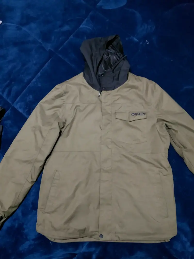 Chaqueta impermeable Oakley con capucha