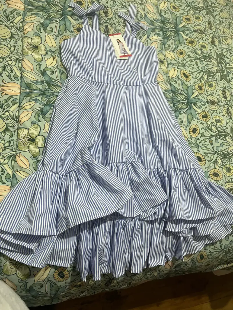 Vestido de verano a rayas azul y blanco