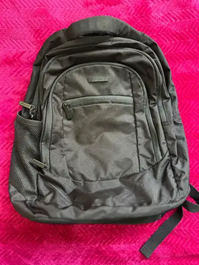 Mochila negra resistente con múltiples compartimentos - miniatura 1
