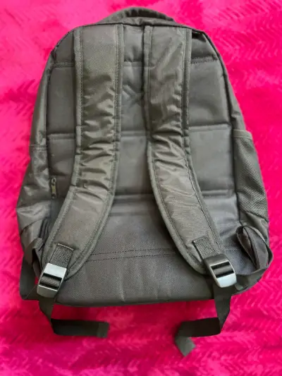 Mochila negra resistente con múltiples compartimentos - miniatura 2