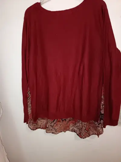 Suéter rojo con encaje para mujer - miniatura 3