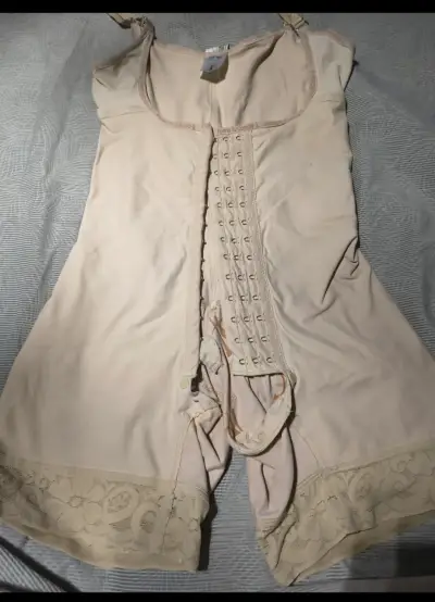 Faja modeladora beige con encaje talla M - miniatura 1