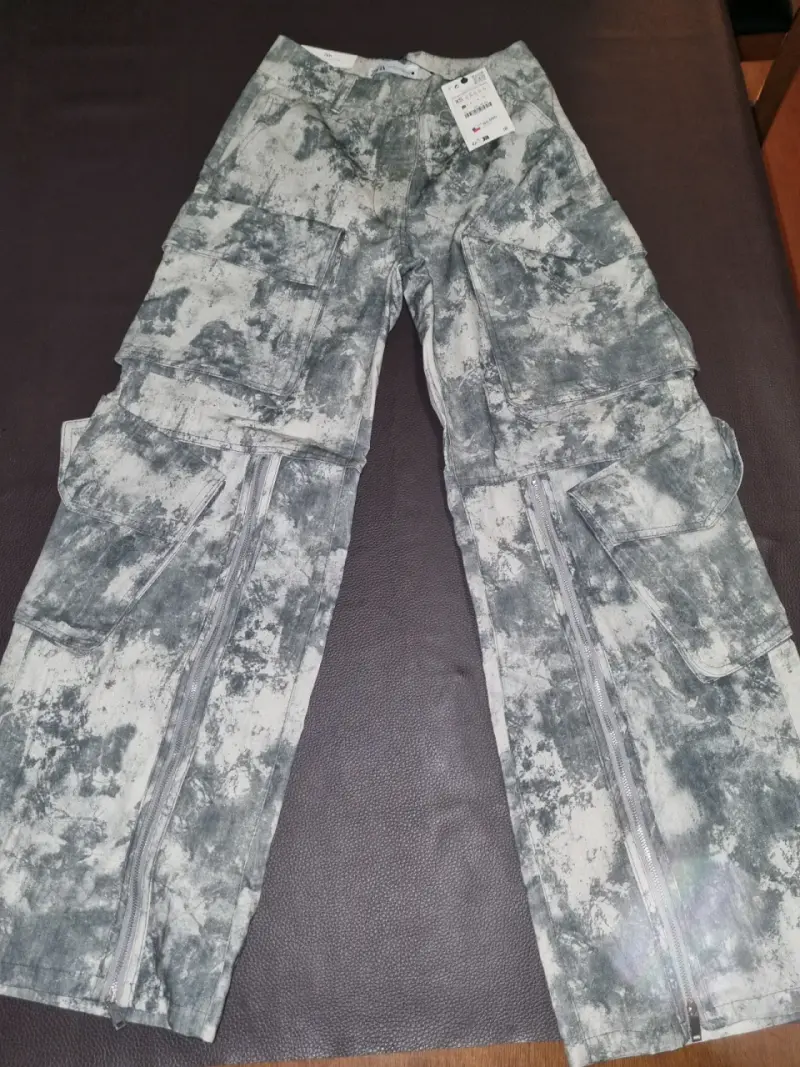 Pantalones cargo Zara estampados en gris - 1