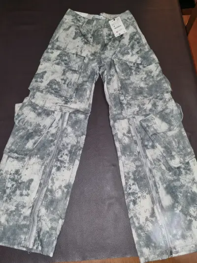 Pantalones cargo Zara estampados en gris - miniatura 1