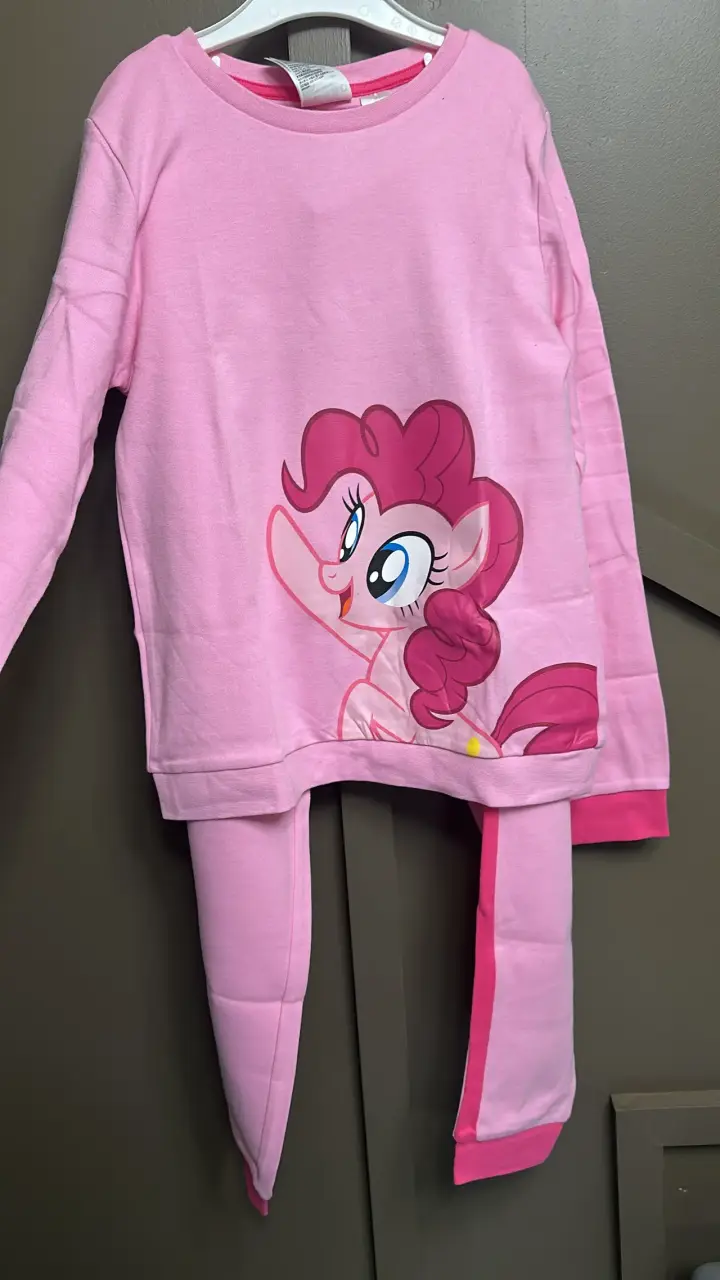 Pijama infantil rosa con diseño de pony