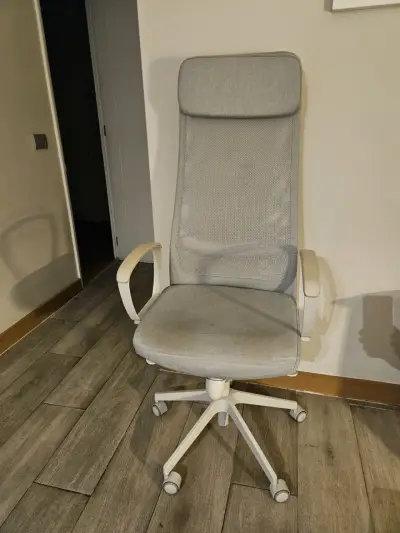 Silla de oficina ergonómica gris con ruedas - miniatura 1