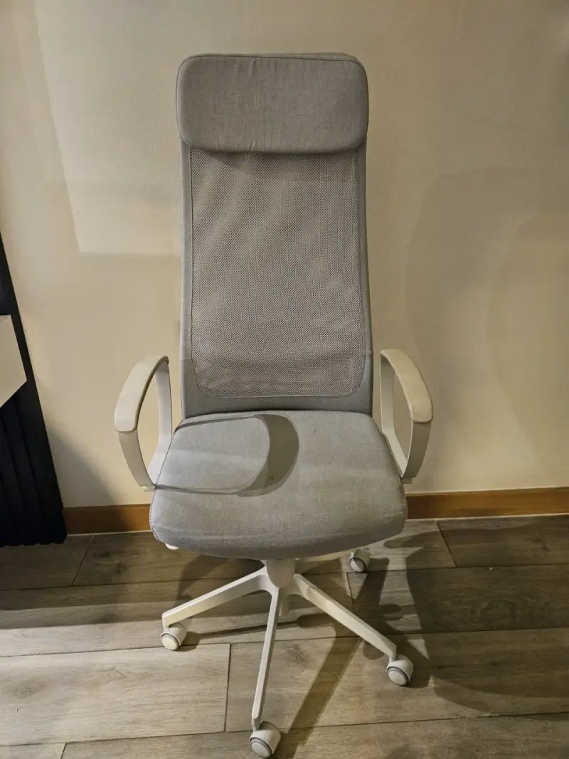 Silla de oficina ergonómica gris con ruedas - 2