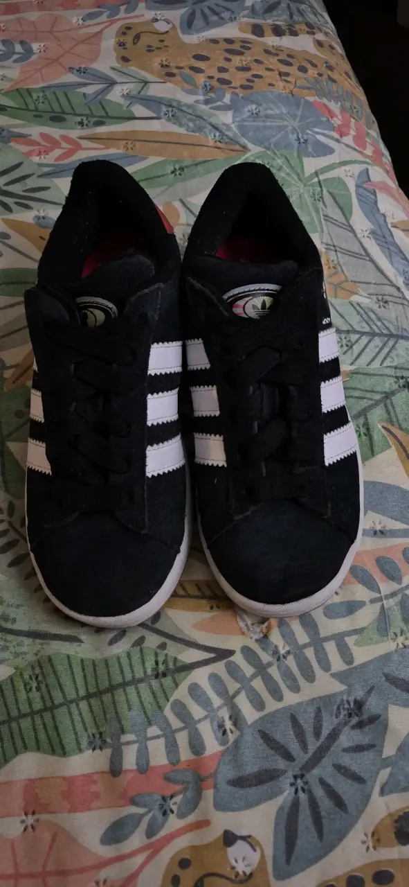 Zapatillas deportivas negras con franjas blancas - 1