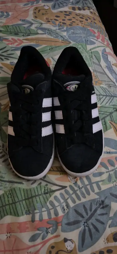Zapatillas deportivas negras con franjas blancas - miniatura 1