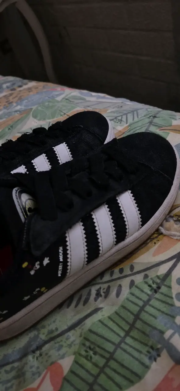 Zapatillas deportivas negras con franjas blancas - 2