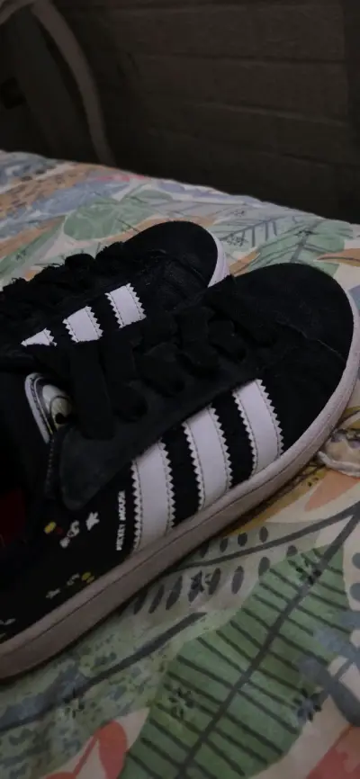 Zapatillas deportivas negras con franjas blancas - miniatura 2