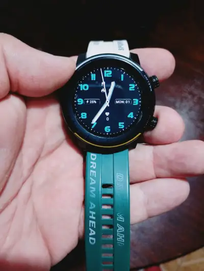 Reloj inteligente deportivo con correa verde - miniatura 1