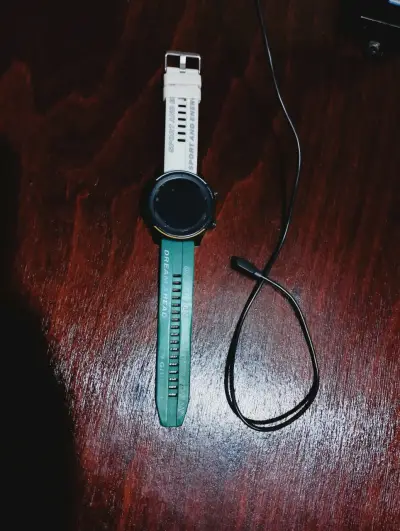 Reloj inteligente deportivo con correa verde - miniatura 2