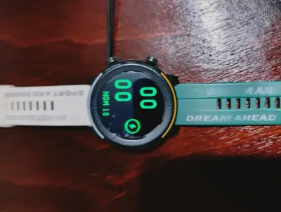 Reloj inteligente deportivo con correa verde - miniatura 5