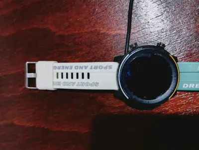 Reloj inteligente deportivo con correa verde - miniatura 6