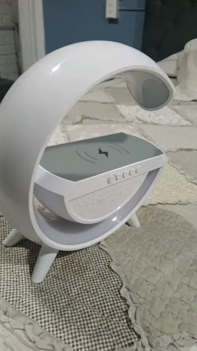 Lámpara LED con altavoz Bluetoth y cargador inalám - miniatura 2