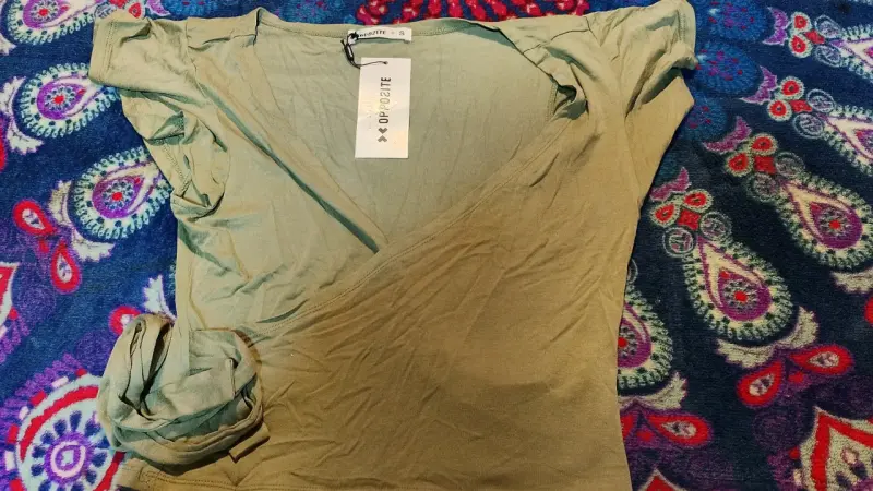 Blusa verde oliva Opposite con diseño cruzado - 2