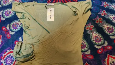 Blusa verde oliva Opposite con diseño cruzado - miniatura 2