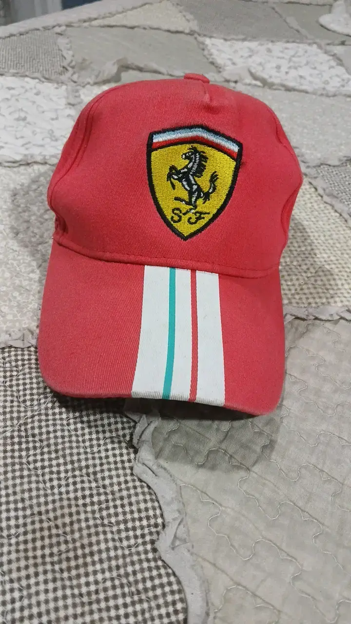 Gorra roja con logo Ferrari estilo deportivo - 1