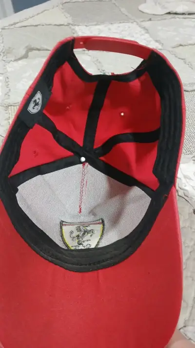 Gorra roja con logo Ferrari estilo deportivo - miniatura 2