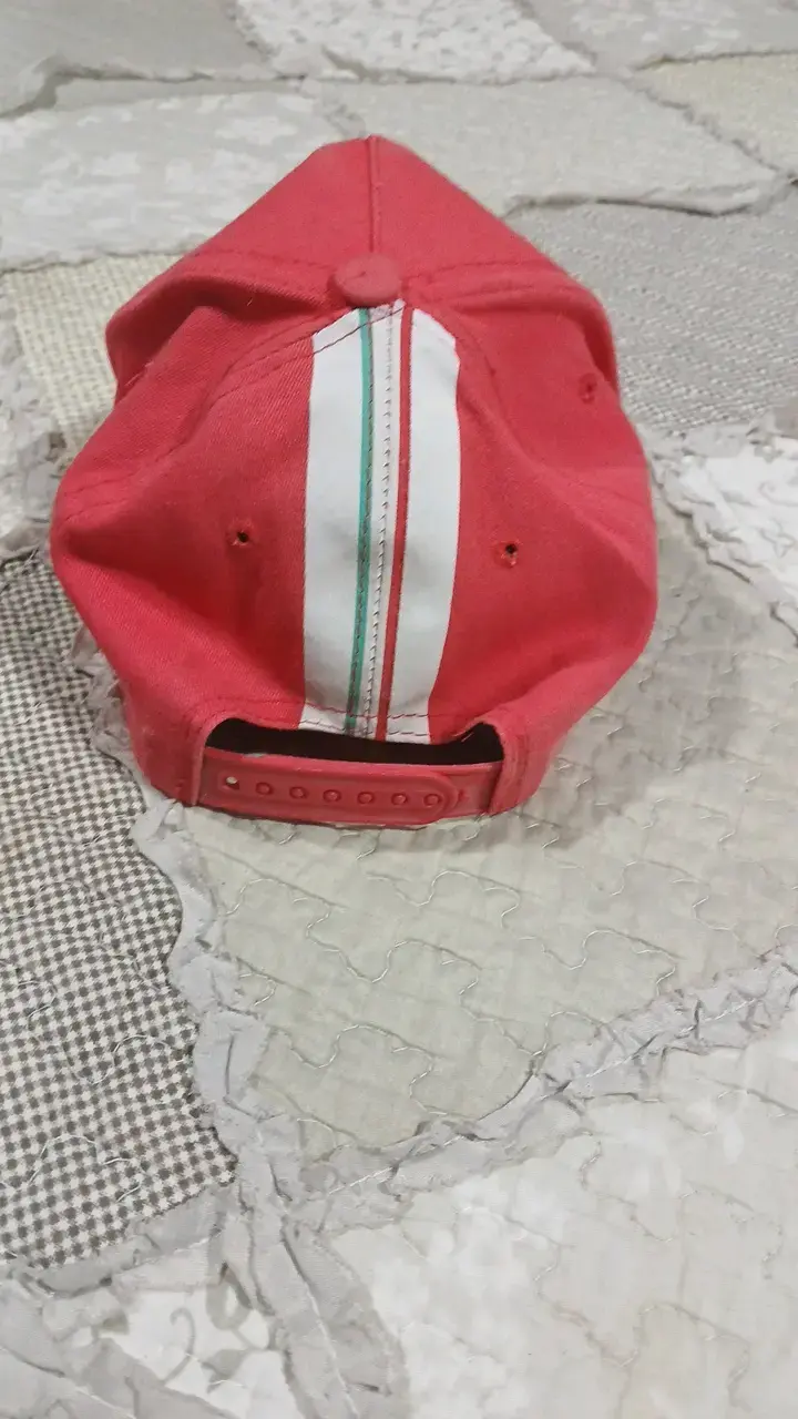 Gorra roja con logo Ferrari estilo deportivo - 3