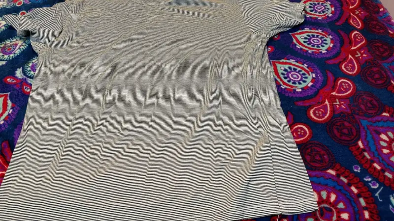 Polera rayada blanca y negra para mujer - 2