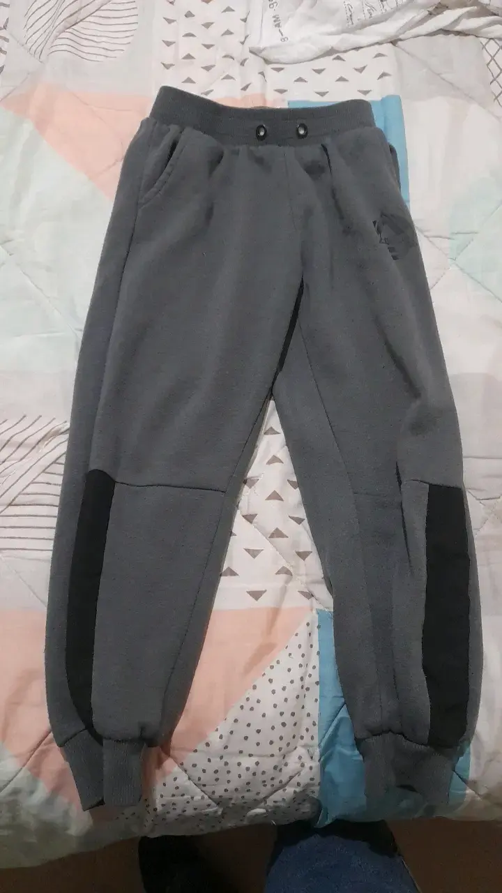 Pantalones deportivos grises con detalles negros - 1