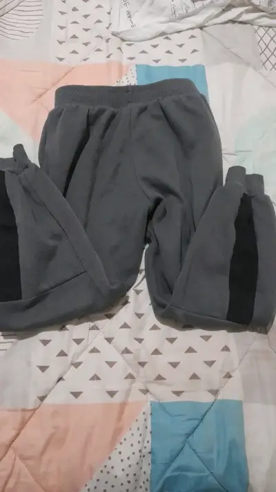 Pantalones deportivos grises con detalles negros - miniatura 2