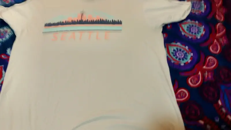 Polera blanca con diseño de Seattle - 1