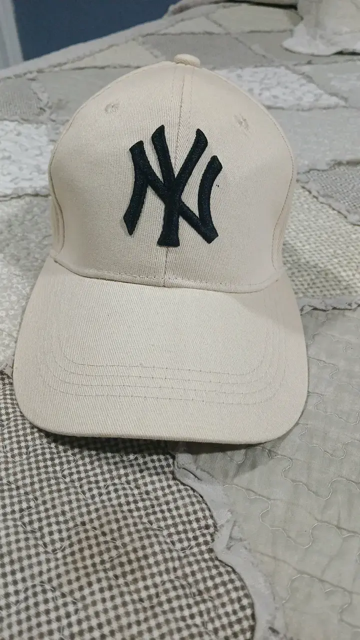 Gorra beige con logo NY bordado - 1