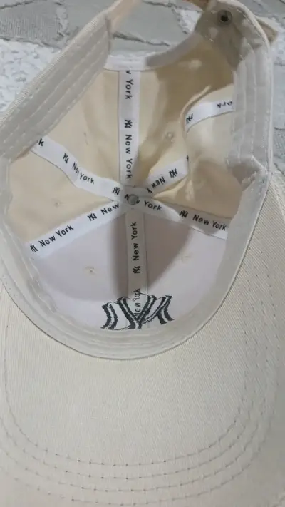 Gorra beige con logo NY bordado - miniatura 2