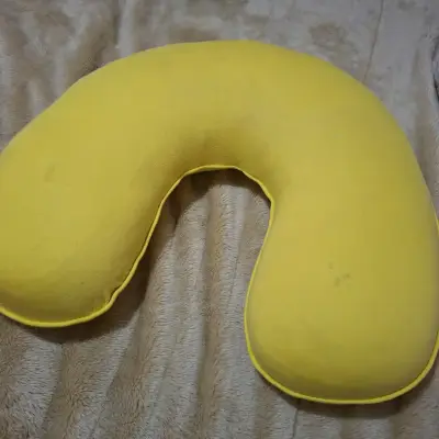 Cojín de Viaje Amarillo en Forma de U - miniatura 1