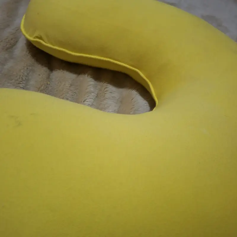 Cojín de Viaje Amarillo en Forma de U - 2