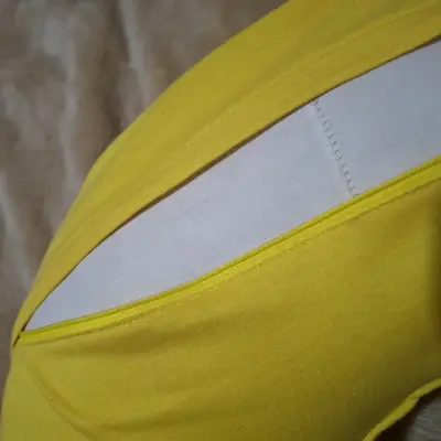 Cojín de Viaje Amarillo en Forma de U - miniatura 3