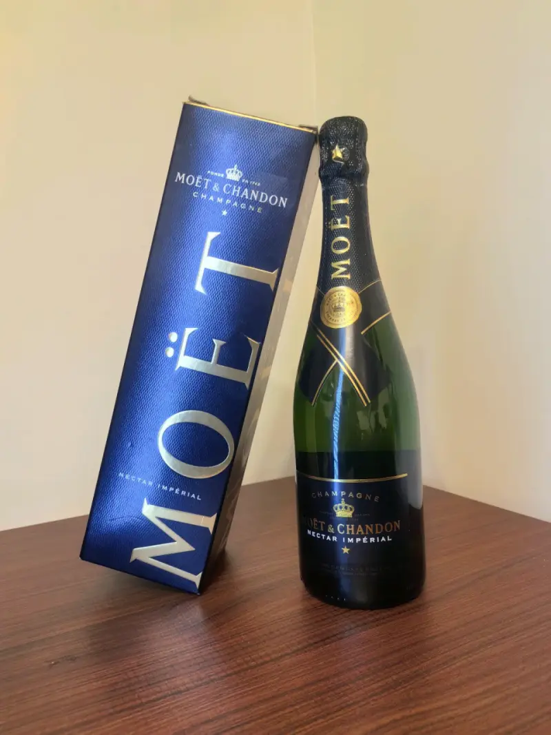 Champagne Moët & Chandon Nectar Impérial con caja