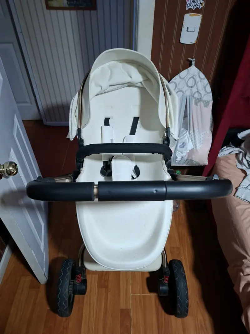 Coche de bebé blanco con estructura robusta - 5